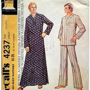Może przedstawiać: Wzór McCall's vintage 4237 na męski kaftan lub piżamę. Koperta wzoru zawiera ilustracje odzieży, w tym długi, wzorzysty kaftan i piżamę w paski. Rozmiar to extra large, obwód klatki piersiowej 94 cm.