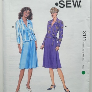 Peut inclure: Le patron Kwik Sew 3111 présente des illustrations de deux tenues féminines. L'une est un tailleur jupe bleu clair, l'autre une robe portefeuille violette avec des motifs floraux. Les tailles de patron vont de XS à XL.