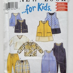 Può includere: Un modello di cucito New Look per bambini, con vari modelli di abbigliamento. Il modello include gilet, una camicia a maniche lunghe, pantaloni e una tuta. La copertina mostra il testo "NEW LOOK ...for Kids" e le istruzioni in inglese, francese e spagnolo.