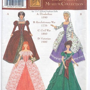 Può includere: Modello Simplicity Museum Collection per bambole fashion da 29 cm. Presenta quattro modelli di abiti storici: Elisabettiano, Rivoluzionario, Guerra Civile e Vittoriano. Include il testo "ONE SIZE".