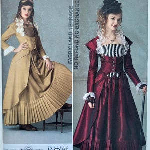 Könnte beinhalten: Simplicity Schnittmuster mit zwei Kleidern im viktorianischen Stil. Ein Kleid ist beige mit einem plissierten Rock, das andere bordeauxfarben mit einem gestreiften Oberteil. Das Muster enthält die Größen HH 6, 8, 10 und 12.