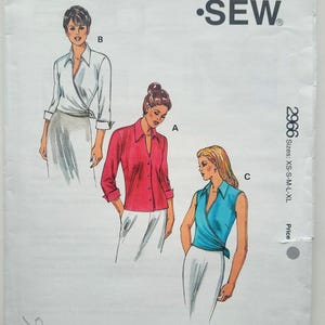 Peut inclure: Patron Kwik Sew 2966 présentant des modèles de chemisiers cache-cœur. Le patron comprend les tailles XS à XL. La couverture affiche trois variations de chemisiers en rouge, blanc et bleu. Conçu par Kerstin Martensson.