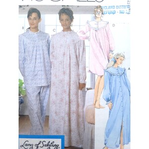 Può includere: Una busta per cartamodelli che presenta quattro modelli di abbigliamento da notte: un set pigiama blu a fiori, una camicia da notte lunga bianca a fiori, una camicia da notte corta rosa con colletto a volant e una camicia da notte lunga blu abbottonata.