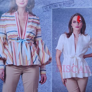Peut inclure: Patron Vogue présentant deux femmes portant des chemisiers et des pantalons. L'un des chemisiers est rayé avec un nœud bleu, l'autre est blanc avec une cravate. L'image est une publicité de mode.