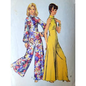 Op de afbeelding: Een naaipatroonillustratie met twee jumpsuits. De eerste is een jumpsuit met lange mouwen, een opstaande kraag en een kleurrijke bloemenprint. De tweede is een mouwloze, effen gele jumpsuit met een opstaande kraag en wijde broekspijpen.