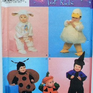 Cartamodello Simplicity 4453 per bambino/bambina, motivo agnello, anatra, zucca, strega e coccinella, taglia 1/2-4, circonferenza torace 19-23".