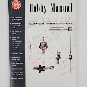 Puede incluir: Un manual de aficionado "Silicon Controlled Rectifier" vintage con una portada en blanco y negro. La portada presenta el logotipo de GE, diagramas técnicos y el texto "for AMATEURS, HOBBYISTS, ENGINEERS."