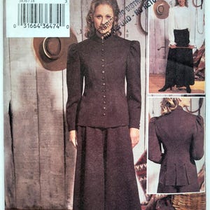 Op de afbeelding: Butterick naaipatroon voor een historische outfit. Het patroon bevat een lange rok en een getailleerde jas met knopen. De afbeelding toont een vrouw die de outfit draagt. De maten zijn 18, 20 en 22.