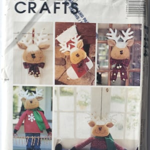 Puede incluir: Un patrón de costura para hacer cuatro adornos de reno diferentes. El patrón incluye instrucciones para hacer una media de reno, un colgador de puerta de reno y dos figuras de reno diferentes. El patrón es de McCall's Crafts y está numerado P444.