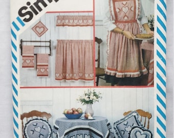 Patrón de costura vintage para delantal, almohadas, agarraderas, paños de cocina y manteles - Simplicity 6354