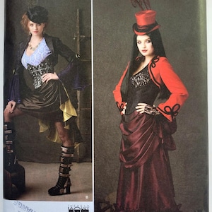 Op de afbeelding: Simplicity patroon 1819 toont twee vrouwen in steampunk-outfits. Eén draagt een zwarte jas, korset en rok, de ander een rode jas en rok. Maten: 32-38.
