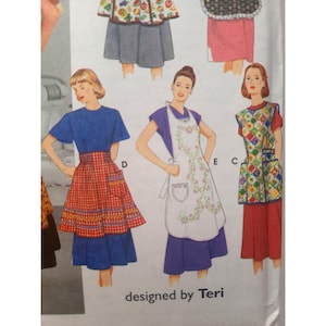 以下が含まれることがあります： エプロンとスカートのイラストが描かれた、ヴィンテージの裁縫パターン。デザインには、赤と白のチェック柄のエプロン、花の刺繍が施された白いエプロン、カラフルなパッチワークのエプロンが含まれています。「designed by Teri」というテキストが表示されています。