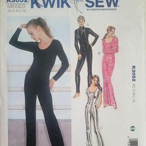 以下が含まれることがあります： Kwik Sew型紙K3052、サイズXS-S-M-L-XLのジャンプスーツ用。封筒には、長袖の黒、柄入りの長袖ピンク、半袖のシルバーという3種類のジャンプスーツのイラストが描かれています。