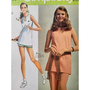 Könnte beinhalten: Vintage Schnittmuster mit zwei Damenmode-Designs. Ein Design ist ein weißes Tennis-Kleid mit grünen Verzierungen und Shorts. Das andere ist ein pfirsichfarbenes Kleid mit Schlüsselloch-Ausschnitt und einem gestreiften Gürtel.