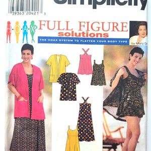 Puede incluir: Patrón de costura Simplicity para soluciones para figuras completas. El patrón presenta varios diseños de ropa, incluyendo vestidos, tops y un traje de baño. La portada muestra a una mujer modelando las prendas, con una rebeca rosa y un vestido de lunares blancos y negros.