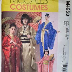 Peut inclure: Pochette de patron de couture McCall's Costumes M4953 pour filles tailles 7-14. La couverture présente des illustrations de trois kimonos : un kimono rouge et or à motifs, un kimono doré uni avec un obi noir et un kimono bleu à fleurs avec une ceinture dorée.