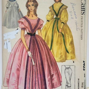 Könnte beinhalten: Ein McCall's Schnittmusterumschlag für ein Kostüm mit Pantalons, mit Abbildungen von zwei langen Kleidern in Rosa und Gelb mit dunkler Verzierung sowie einer kleinen Skizze der Pantalons. Der Text enthält 'McCall's', '2403' und 'Size Medium'.