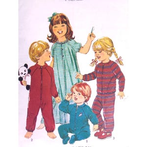Può includere: Illustrazione di abbigliamento da notte per bambini. L'immagine presenta quattro bambini in vari pigiami. Un bambino indossa un vestito a quadretti verdi e bianchi. Altri bambini indossano pigiami rossi, blu e a righe rosse. Un bambino tiene un orsacchiotto panda.
