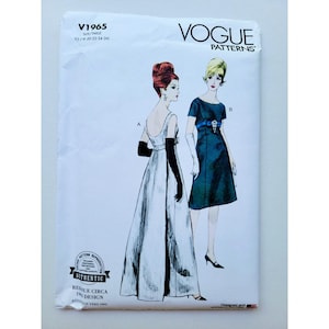 Puede incluir: Un sobre de patrón de costura Vogue Patterns V1965 con ilustraciones de dos vestidos. Uno es un vestido blanco largo hasta el suelo con guantes negros, y el otro es un vestido verde azulado hasta la rodilla con fajín azul y broche. Texto: VOGUE PATTERNS.