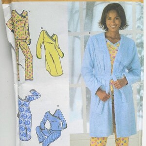 Peut inclure: Patron de couture Simplicity 4796, présentant divers modèles de pyjamas et de robes. Le patron comprend des options de hauts et de pantalons croisés, avec un modèle portant une robe bleue et un pyjama jaune. Taille BB L-XL.