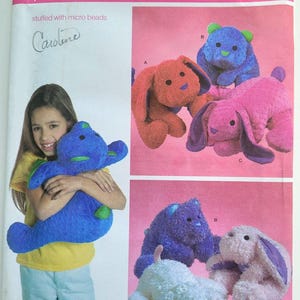 Op de afbeelding: Een set van drie keramische mokken met een gespikkelde, crèmekleurige glazuur. Elke mok heeft een handgeschilderd bloemmotief in blauw, groen en geel. De mokken hebben een eenvoudige, moderne vorm.