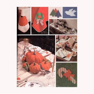 Puede incluir: Un collage de imágenes con decoración otoñal y navideña. Incluye una mesa con calabazas, un mantel rojo con una corona y varios elementos decorativos como un bastón de caramelo y formas de árboles. La paleta de colores es cálida, con naranjas, rojos y verdes.