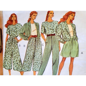 Puede incluir: Ilustración de cuatro mujeres modelando diferentes conjuntos. Los conjuntos incluyen una camiseta de manga corta y pantalones culotte, una chaqueta, una camiseta blanca y pantalones de pernera ancha, y una camiseta de manga corta y pantalones cortos. Los conjuntos son en tonos verdes y blancos.