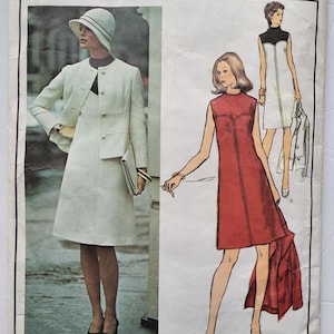 Puede incluir: Patrón de costura vintage Vogue Paris Original con tres diseños de moda femenina. La portada muestra un traje blanco, un vestido rojo y un vestido blanco con cuello negro. El texto "Vogue Paris Original" y "Molyneux" son visibles.