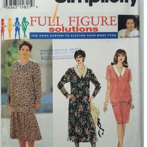 Puede incluir: Patrón de costura Simplicity para soluciones de figura completa. El patrón presenta tres diseños de vestidos. La portada incluye el texto "FULL FIGURE solutions" y "THE HOAX SYSTEM TO FLATTER YOUR BODY TYPE".