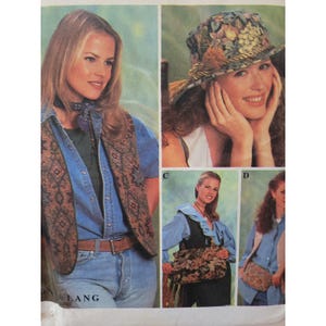 Könnte beinhalten: Eine Modeseite mit Damenbekleidung. Die Outfits umfassen ein Jeanshemd und Jeans, eine gemusterte Weste, einen Blumenhut mit Feder, eine florale Handtasche und eine gemusterte Geldbörse. Der Name des Magazins ist sichtbar.