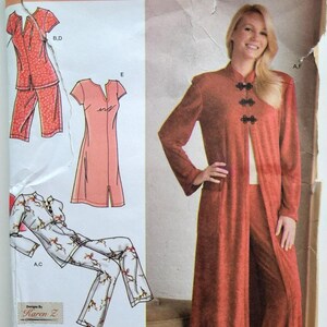 Puede incluir: Patrón de costura Simplicity con una mujer con un abrigo largo y pantalones de color óxido. El patrón incluye diagramas para varios conjuntos, incluyendo un vestido y un pijama. El texto "easy-to-sew" es visible.