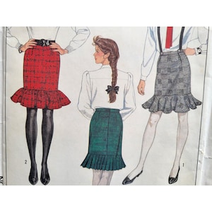 Peut inclure: Illustration de trois jupes crayon à ourlets à volants. Les jupes sont rouges, vertes et grises, chacune avec un motif différent. Les modèles portent des chemisiers blancs et des chaussures noires. Les jupes sont de style vintage.