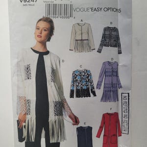 Puede incluir: Patrón de costura Vogue Easy Options V9247 con varios diseños de chaquetas. La imagen muestra una chaqueta larga blanca con flecos y otros modelos en negro, azul, morado y rojo. El rango de tallas es Lrg-Xlg-Xxl.