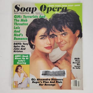 Op de afbeelding: Een vintage Soap Opera Magazine-cover met een stel. De titel van het tijdschrift staat in grote, vette letters. De cover bevat tekst over verschillende soap-verhaallijnen, met een groen en wit kleurenschema.