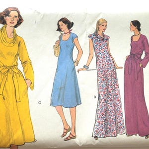 Può includere: Modello di cucito vintage Vogue Patterns con illustrazioni di quattro abiti diversi. Gli abiti includono un abito a portafoglio giallo, un abito midi blu, un abito lungo floreale e un abito lungo a maniche lunghe. Il modello è etichettato "Very Easy Vogue Patterns".