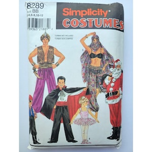 Könnte beinhalten: Eine Simplicity Costumes Schnittmusterhülle 8289, Größe BB, mit Illustrationen verschiedener Kostüme, darunter ein Dschinn, ein Vampir, eine Ballerina und ein Weihnachtsmann. Die Packung enthält Textbeschriftungen und einen Strichcode oben links.