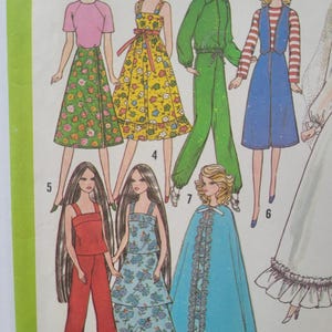 Puede incluir: Ilustración de siete atuendos diferentes: un top rosa y una falda floral, un vestido amarillo floral, un mono verde, un vestido azul con top a rayas, un mono rojo, un vestido azul floral y una capa azul.