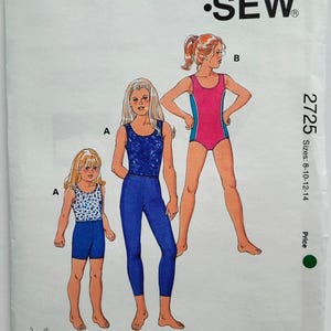 Könnte beinhalten: Ein Kwik Sew Schnittmuster, Nummer 2725, mit Badebekleidung Designs für die Größen 8-10-12-14. Das Schnittmuster zeigt Illustrationen verschiedener Badeanzug-Stile in Blau, Rosa und Weiß. Entworfen von Kerstin Martensson.