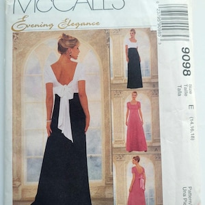 Pode incluir: Um envelope de padrão de costura McCall's com o texto "Evening Elegance". O envelope mostra ilustrações de vestidos de noite, incluindo um vestido preto e branco com um laço e um vestido rosa. O tamanho do padrão é E (14, 16, 18).