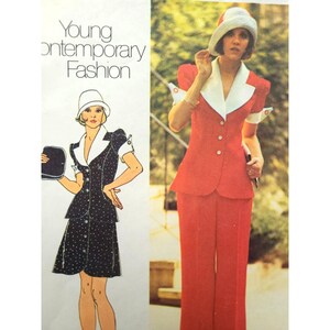 Puede incluir: Un sobre de patrón de costura titulado Young Contemporary Fashion que muestra ilustraciones y fotografías de un conjunto de dos piezas. El set incluye una chaqueta de manga corta con solapa blanca y una falda o pantalón a juego.