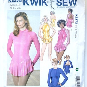 Peut inclure: Patron Kwik Sew K3272 pour tailles XS-XL. L'enveloppe présente des illustrations et une photographie d'un justaucorps à manches longues avec col montant et jupe évasée. Les variantes incluent différentes longueurs de manches.