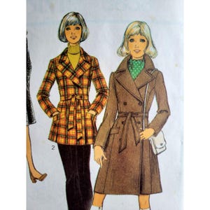 Pode incluir: Ilustração de moda vintage com duas mulheres em casacos. Uma usa um casaco xadrez com cinto, a outra um casaco trespassado castanho com cinto e uma pequena bolsa branca. A ilustração é em estilo retro.