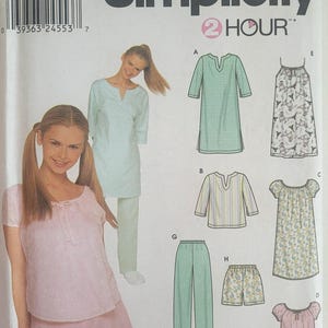 以下が含まれることがあります： Simplicity 9505の裁縫型紙封筒。チュニック、トップス、パンツ、ショートパンツなど、様々なラウンジウェアスタイルのイラストが描かれています。型紙にはサイズAA XS、S、Mが含まれ、AからHまでの複数の衣服デザインが表示されています。