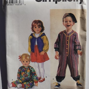 Könnte beinhalten: Simplicity Schnittmuster für Kinderkleidung. Das Muster zeigt Illustrationen von Kindern in Outfits, darunter eine Jacke, ein Rock und ein Overall. Die Schnittmusternummer ist 8758, Größe A (1,2,3,4).