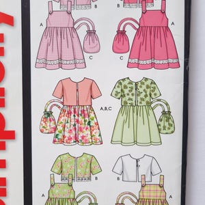 Patron de couture non coupé pour enfant, robe de chambre, boléro et sac à main, sac à cordon - Taille 3 à 8, poitrine 22 à 27" - Simplicité 5653