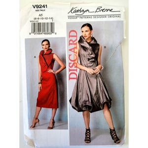Op de afbeelding: Vogue Patterns Designer Original naaipatroon van Kathryn Brenne, V9241. Het patroon bevat twee jurk ontwerpen met unieke halslijnen. Het patroon bevat maten A5 (6-8-10-12-14). Het woord "DISCARD" is verticaal afgedrukt.