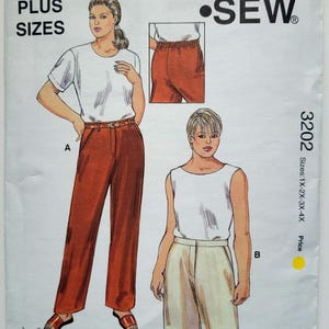 Puede incluir: Patrón Kwik Sew 3202 para tallas grandes 1X-4X. El sobre presenta ilustraciones de dos conjuntos: una blusa blanca de manga corta con pantalones color óxido, y una blusa blanca sin mangas con pantalones cortos claros. Incluye código de barras y texto.