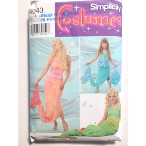Op de afbeelding: Een Simplicity 4043 naaipatroon-envelop voor zeemeerminkostuums. De verpakking toont drie variaties van zeemeerminoutfits in roze, turquoise en groen, met aansluitende lijfjes en lange, zwierige rokken met vin-achtige details aan de zoom.