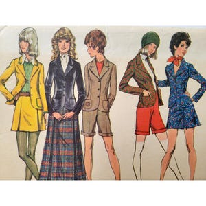 Könnte beinhalten: Vintage Modeillustration mit fünf Figuren in verschiedenen Outfits. Die Stile umfassen einen gelben Rockanzug, einen schwarzen Blazer mit einem karierten Rock, einen beigefarbenen Shorts-Anzug, eine gemusterte Jacke mit roten Shorts und einen blauen Blumenrockanzug. Die Illustration zeigt Kleidung aus den 1970er Jahren.