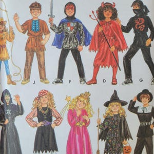 Pode incluir: Um envelope de molde de costura para fantasias infantis com ilustrações de vários trajes, incluindo um cavaleiro, um diabo, um ninja, um pirata, uma fada, uma bruxa e um peregrino. O texto diz COSTUMES e Pants, head wear, belts and kerchief are purchased.